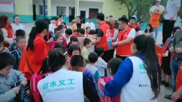 邻水万汇国际携手邻水义工走进坛同新拱桥小学!