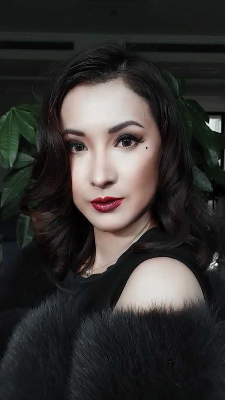 蒂塔万提斯仿妆教程她最经典的羽毛扇舞有人记得吗