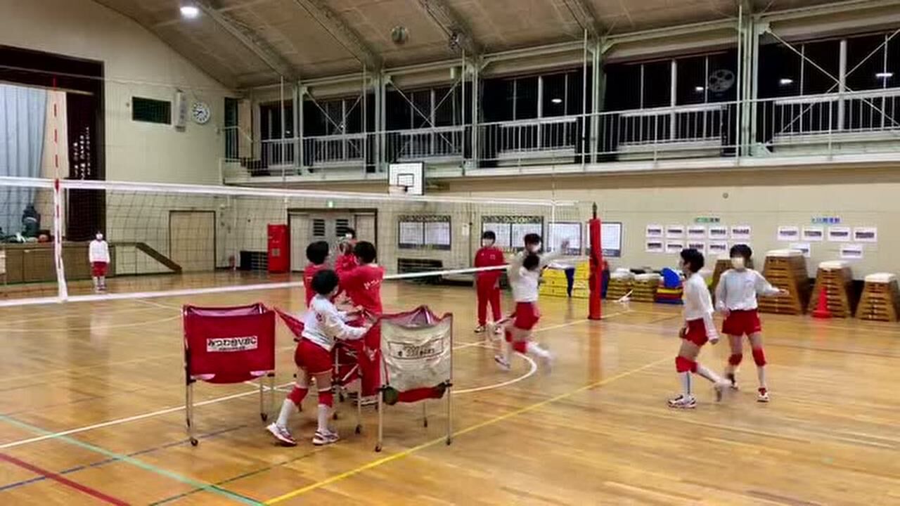 日本小学生训练排球