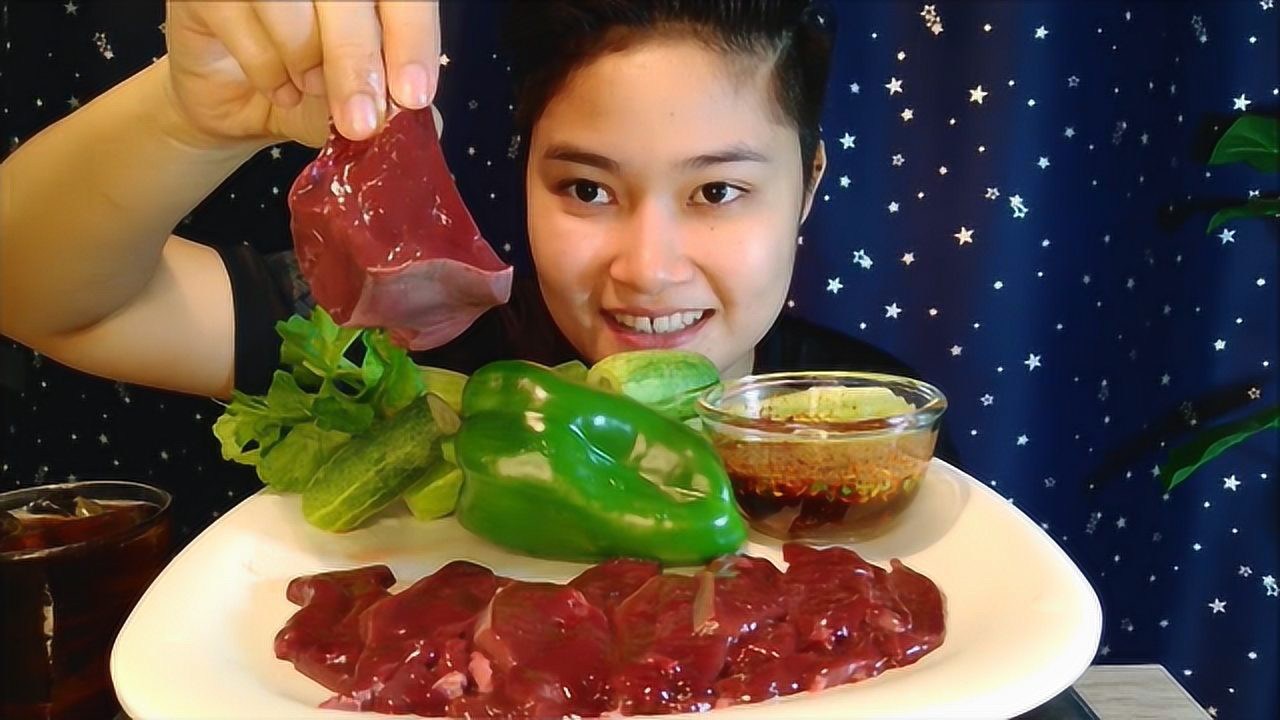 妹子生吃牛肝切开的牛肝很鲜红不怕有寄生虫吗