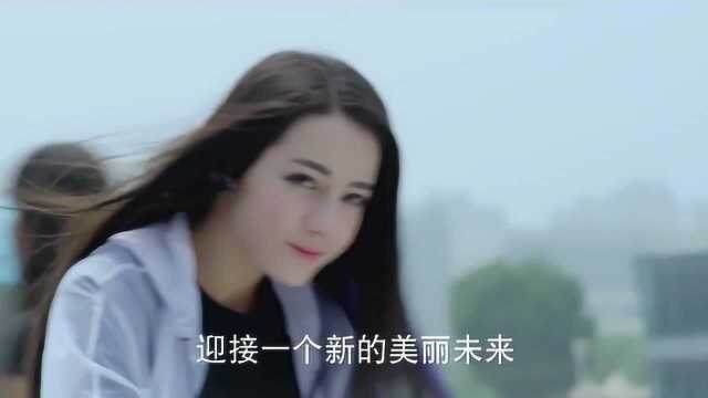 美女骑自行车秀车技,骑个自行车更会轻功一样,好夸张