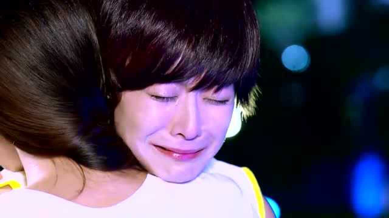 情谜睡美人女子伤心痛哭姐姐在一旁安慰真是姐妹情深