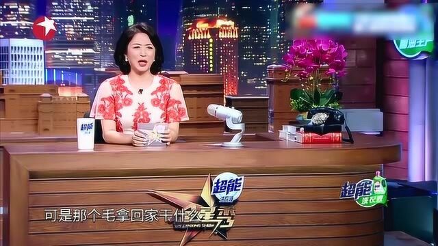 大连森林动物园里,老太太不断伸手揪毛,还塞进了随手的手提包