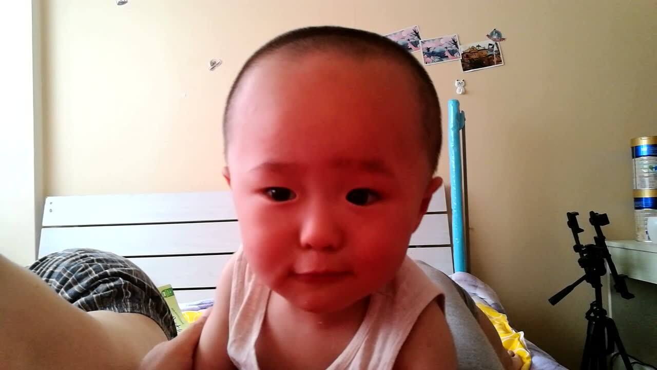 疯狂老爸把粉丝送给儿子的信当着面全烧了，儿子再次崩溃－中文字幕