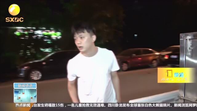 男子夜遛无证狗 面对警察竟“蒙”狗证颜色