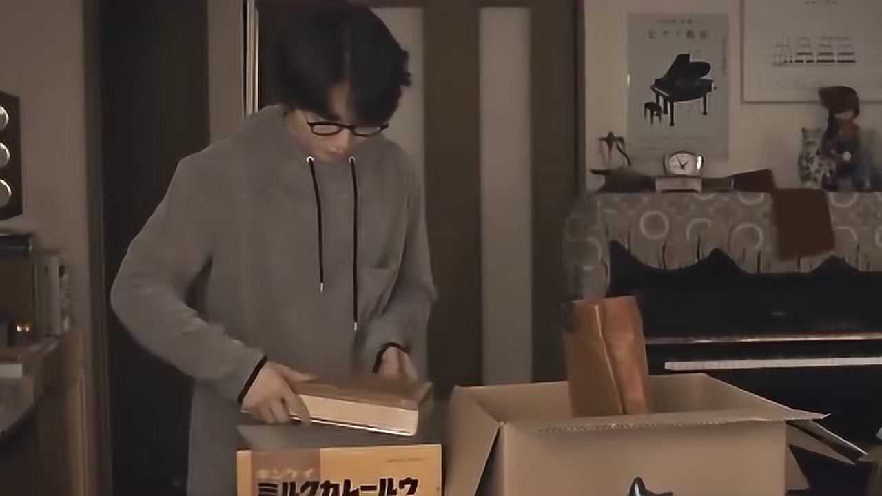 佐知子的孙子到处翻找东西找到一盘磁带