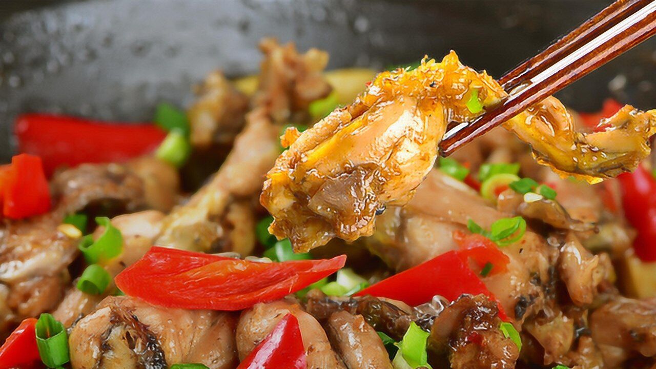 砂锅田鸡,蒜香肉嫩,下饭菜排名靠前的扛把子!