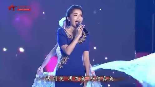 央视主持人朱迅演唱《挥着翅膀的女孩》这首歌太甜了