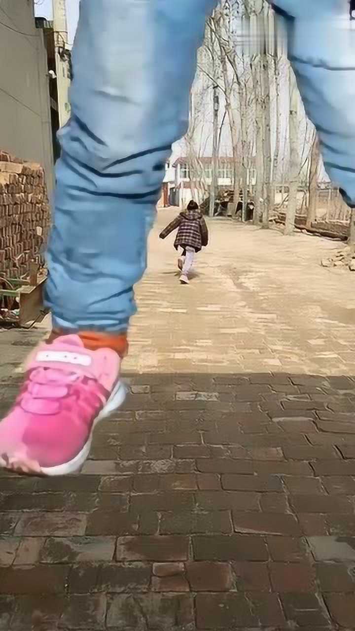 小美女咋一下变成巨人了？_高清