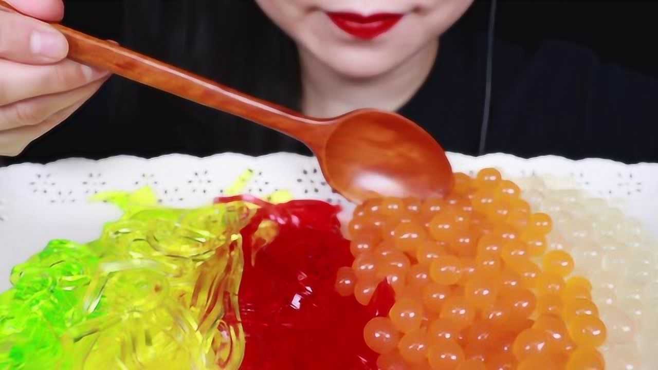 国外姐姐创意吃播,吃彩色的水晶软糖,满满的少女心
