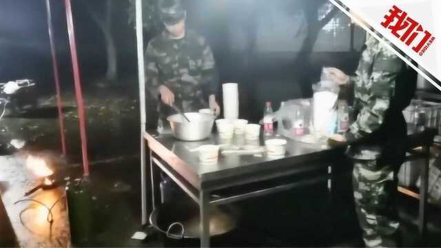 震后第一餐 武警官兵在四川长宁震后为群众做早饭