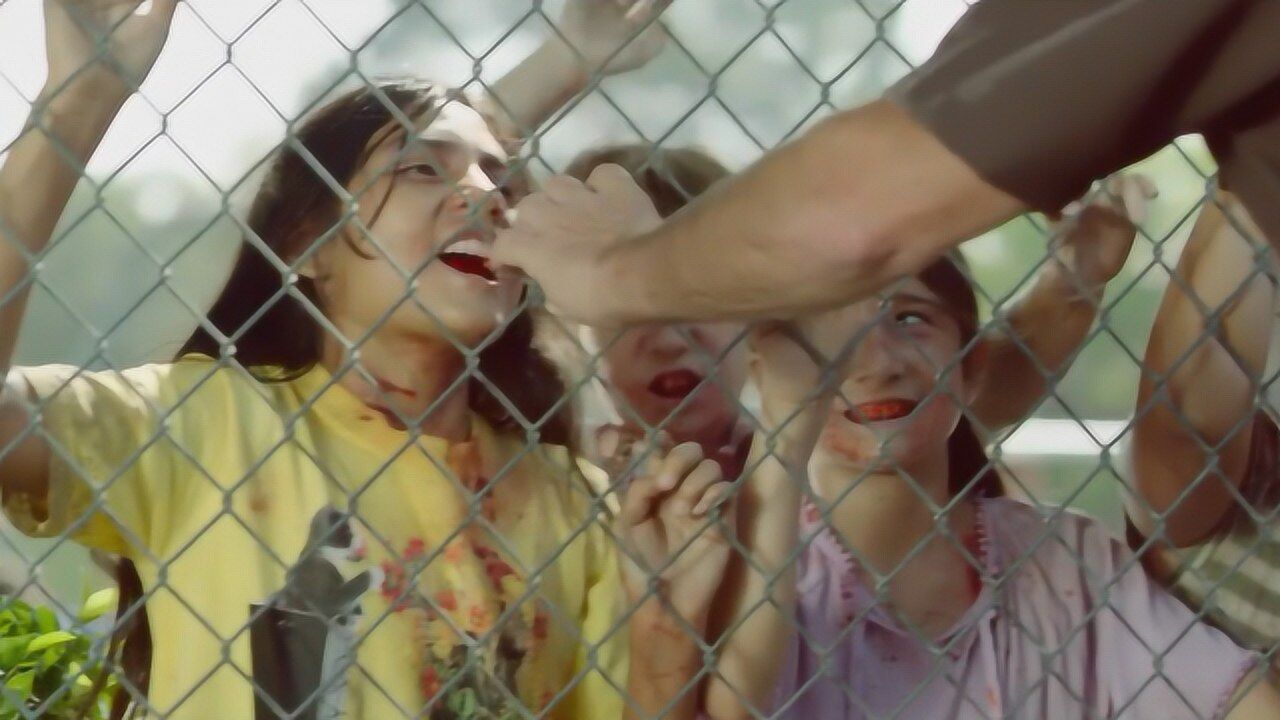 小女孩吃了变质鸡块身体感染病毒变成吃人的丧尸