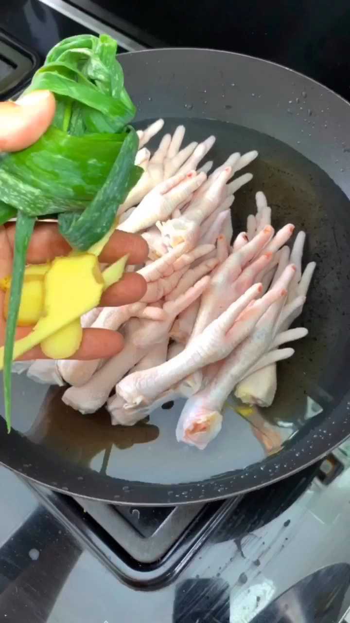 泡椒凤爪,简单美味,夏天做一些往冰箱一冷藏,吃着西瓜啃着