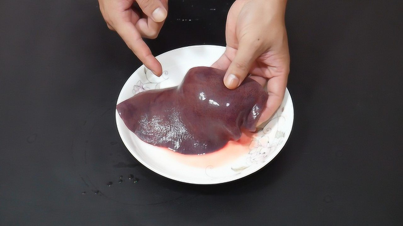 用这个方法清洗猪肝,血水脏东西通通洗干净,好切不脏手