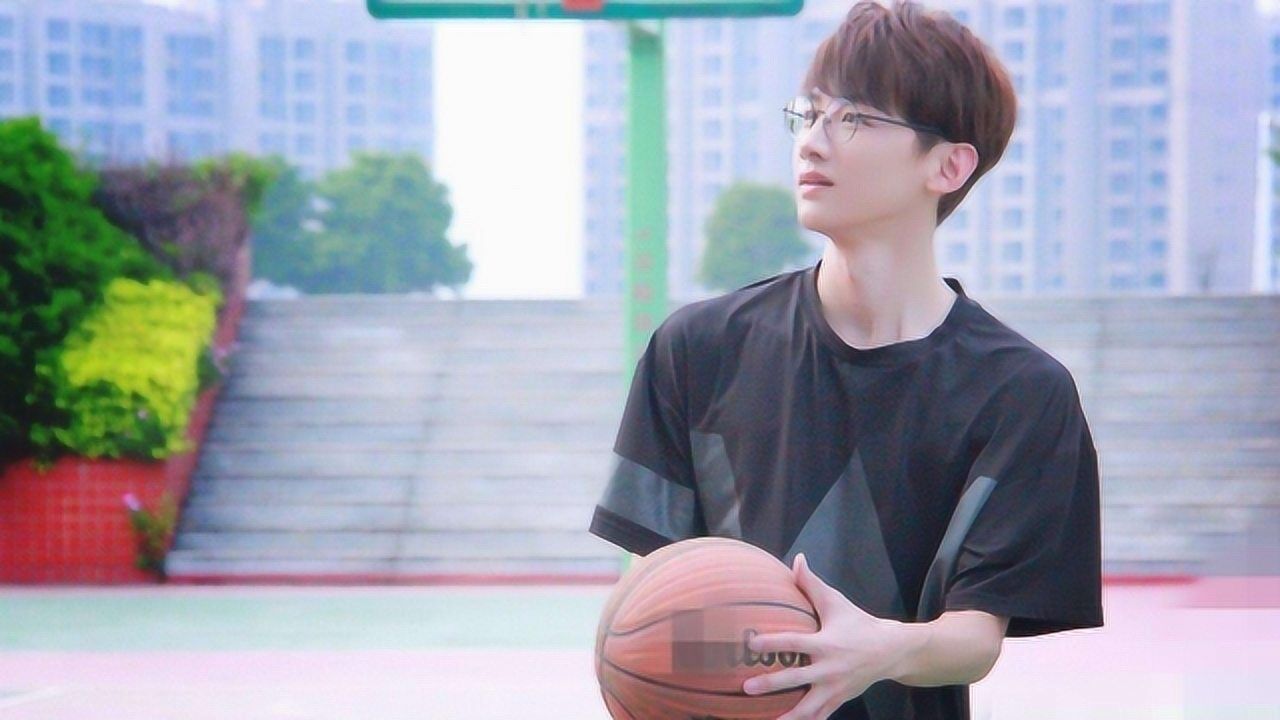 明星打篮球多厉害野球场上遇见白敬亭你不一定打得过