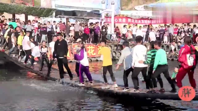 网红桥落水视频:中间紫色裤子美女太厉害了,这技术比男的都稳