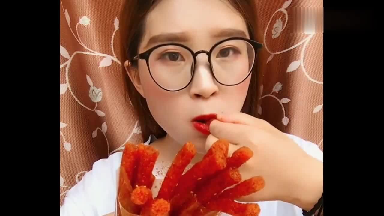 这是我最喜欢的吃播,吃辣条都能吃出幸福的味道,看着真过瘾