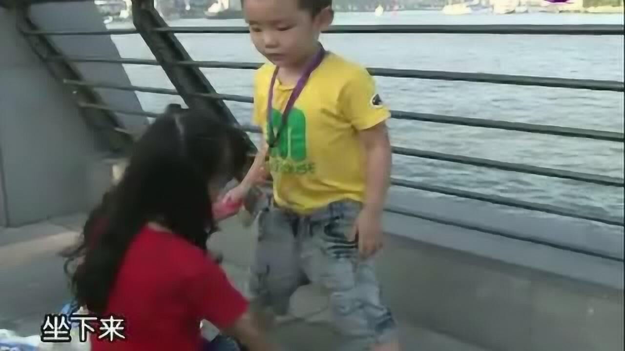 熊孩子失误合集——小男孩尿裤子，小女孩帮忙换_腾讯视频