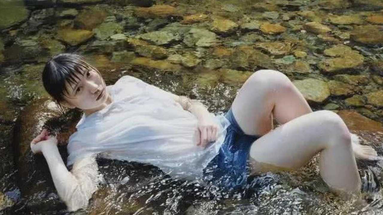 日本冷军画了一幅水中少女当镜头放大几十倍后网友炸锅