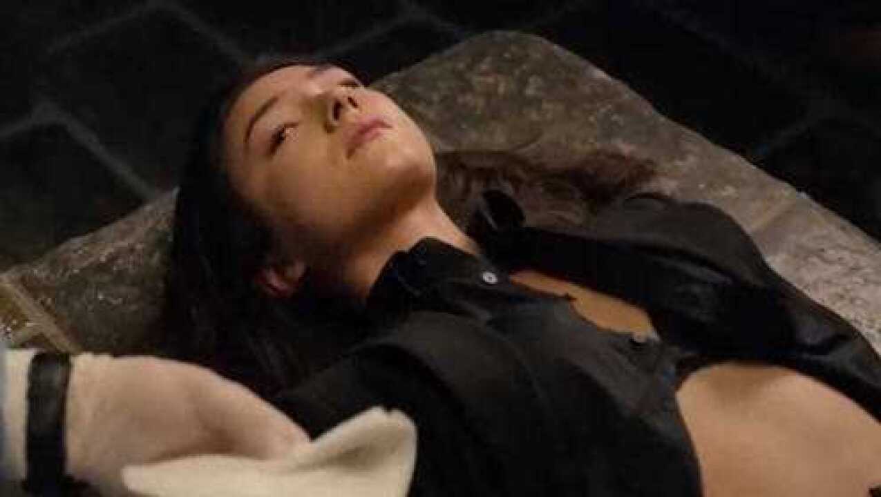 美女被扒掉了衣服，惨遭麻醉动弹不得，只能任人宰割_高清