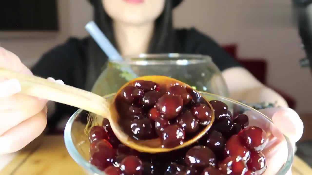 外国小姐姐吃珍珠奶茶,果然珍珠嚼起来很带劲呐
