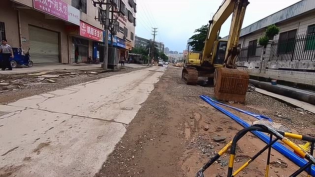 实拍深圳的宝安区,道路非常破烂,没有想象中的一线城市那么繁华