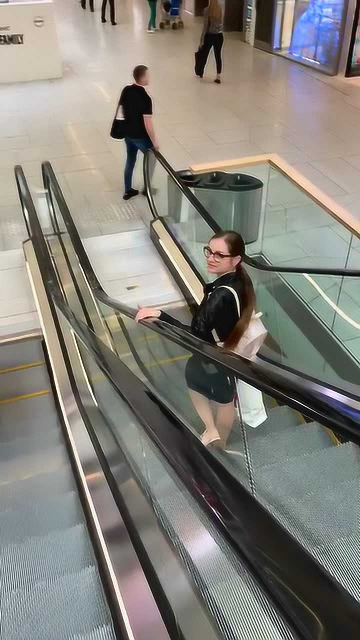 电梯摸美女手结果她追上来了