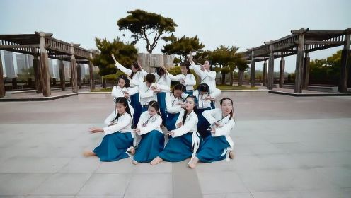 姐妹们还不赶紧入股？蓝衣汉服女孩翻跳中国舞《声声慢》，实力太令人惊艳了