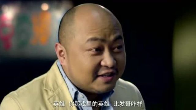 男子欠钱不还被人按在桌上挠脚心,被逼无奈彻底松口,扎心了