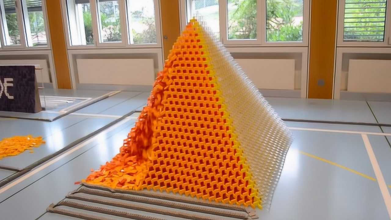大神用6万张骨牌制作出了世界上最大的3d多米诺骨牌金字塔