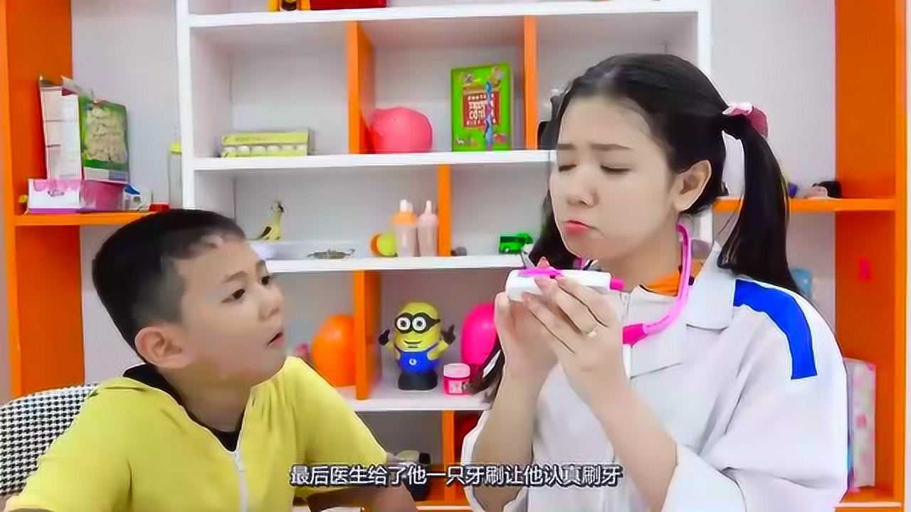 小男孩去体检，医生检查一切正常，只是嘱咐他要认真刷牙_高清