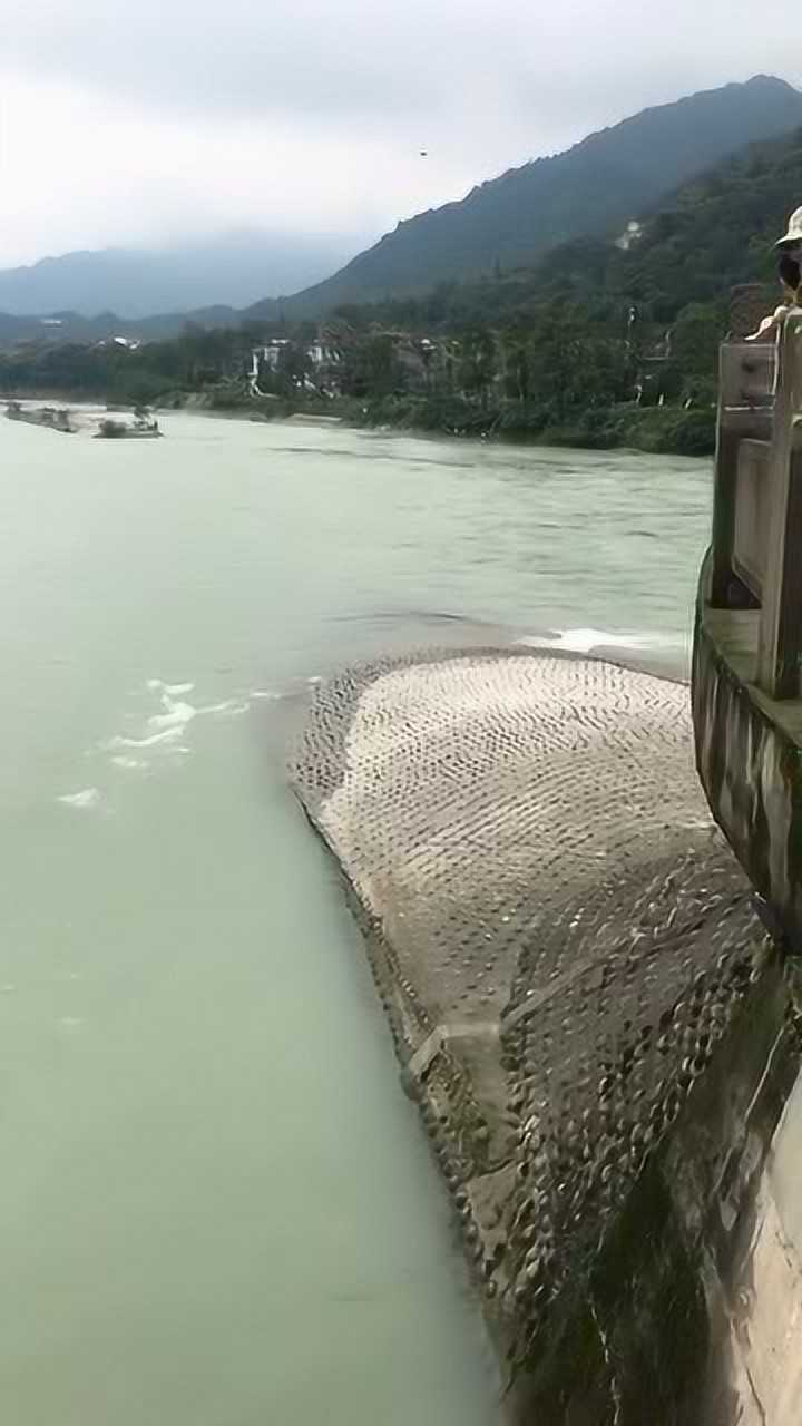 都江堰鱼嘴分水堤,距今已经有2200多年了