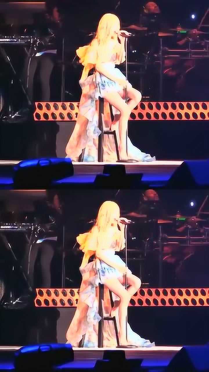 澳洲野玫瑰rose光着脚唱歌连偶像包裹都不要了