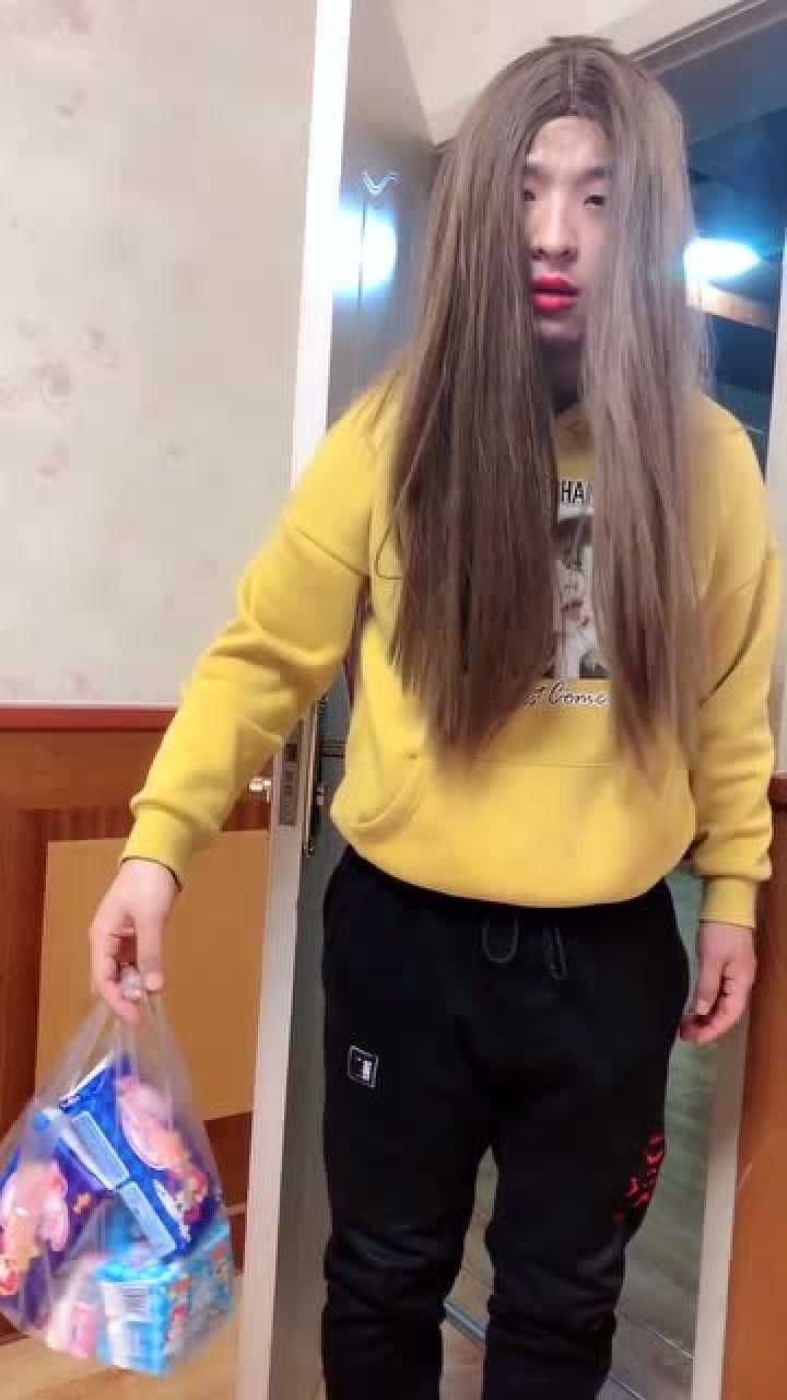 男扮女装一举两得打扮成女孩样买姨妈巾世上无难事只怕有心人