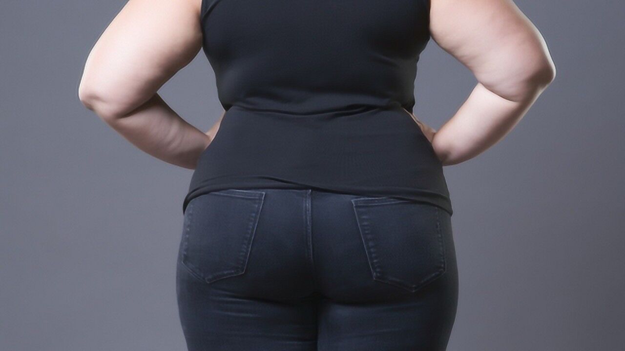 女性后腰的两个凹点是什么?3个小动作,让你拥有"性感之眼"