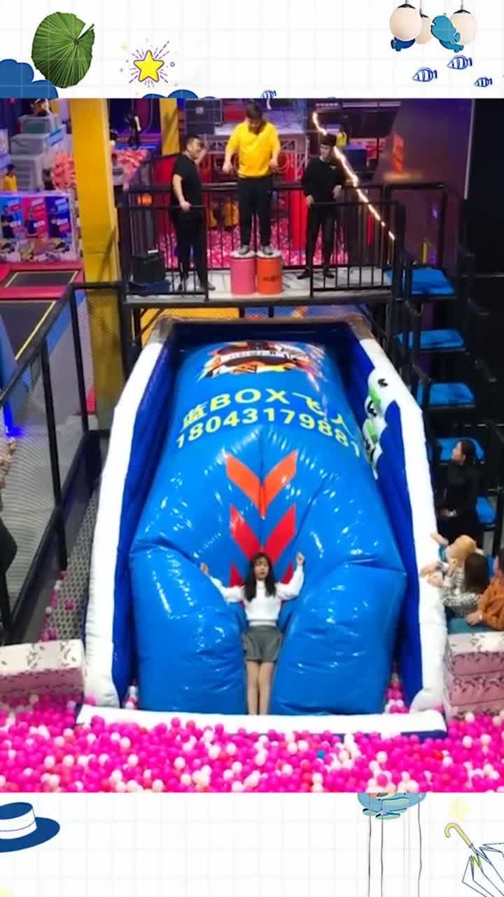 美女竟然穿着超短裙玩蹦床弹飞起来都快走光了我都替她尴尬