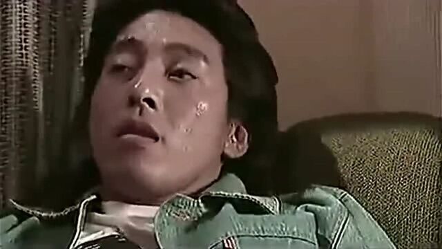 小伙做梦看到沙发上一条大蟒蛇,肚子一点点涨大,突然就爆了!