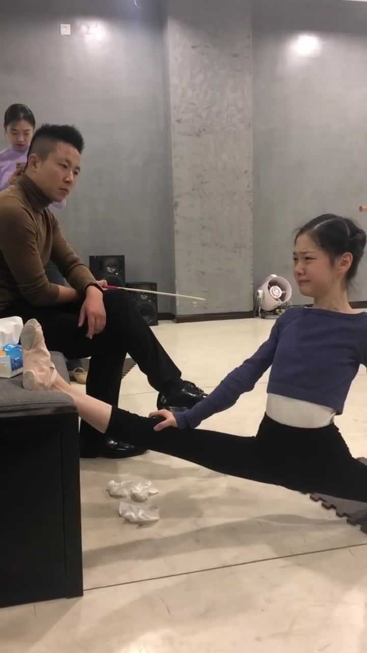 舞蹈生的艰辛老师的小棍子随时准备着就算哭着也要走下去