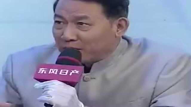 和好友交换来一对青铜豆,男子自信上台鉴宝,十多万没打水漂!