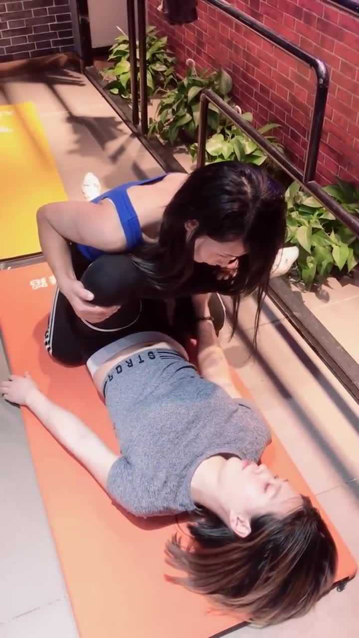 小姐姐练习压腿,连喊的声音都那么可爱_腾讯视频