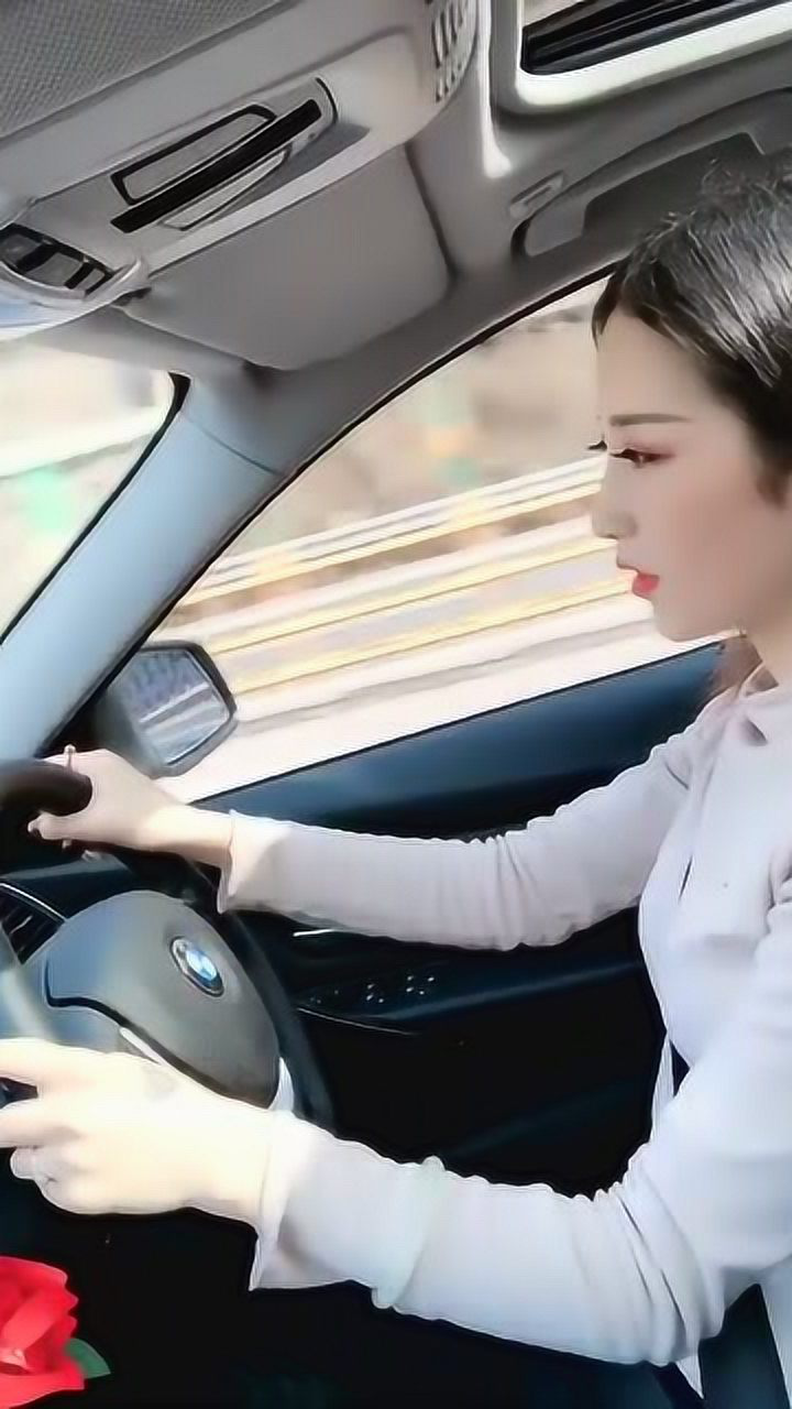 这位美女很漂亮专心开车的样子真迷人
