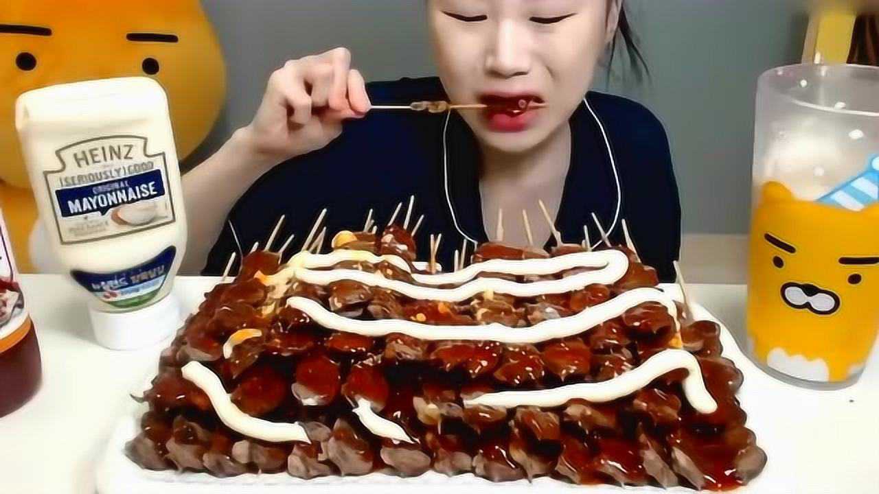 声控吃播韩国小姐姐吃肉串上面涂了满满的酱料咀嚼声超清晰
