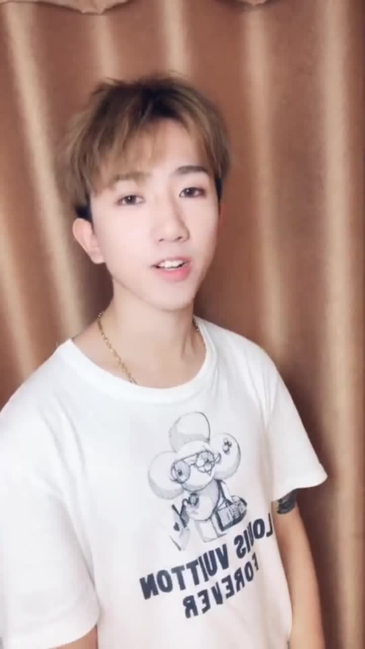 网红张迪火了曾参加过变形计如今的他变成了这样