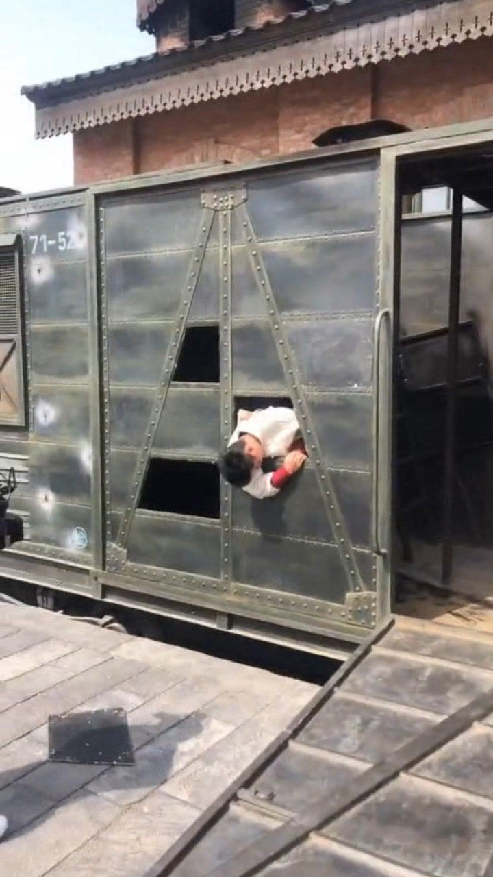 火车墙被撞烂竟是替身用头撞击他难道练过铁头功