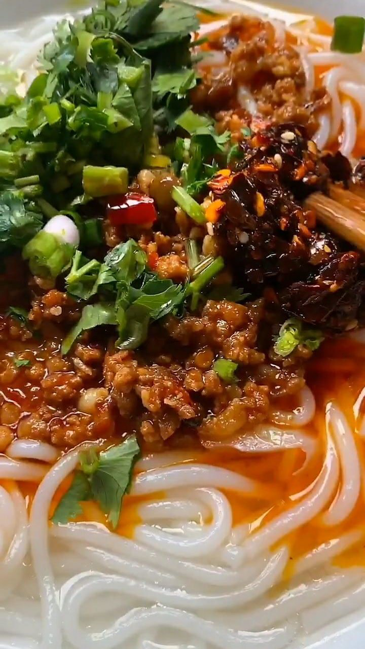 云南家庭版的米线就是这么简单,搭配自己做的杂酱,老香了!