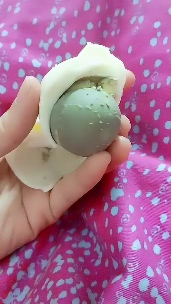 常言说熟鸡蛋滚脸可看完这画面我开始动摇了