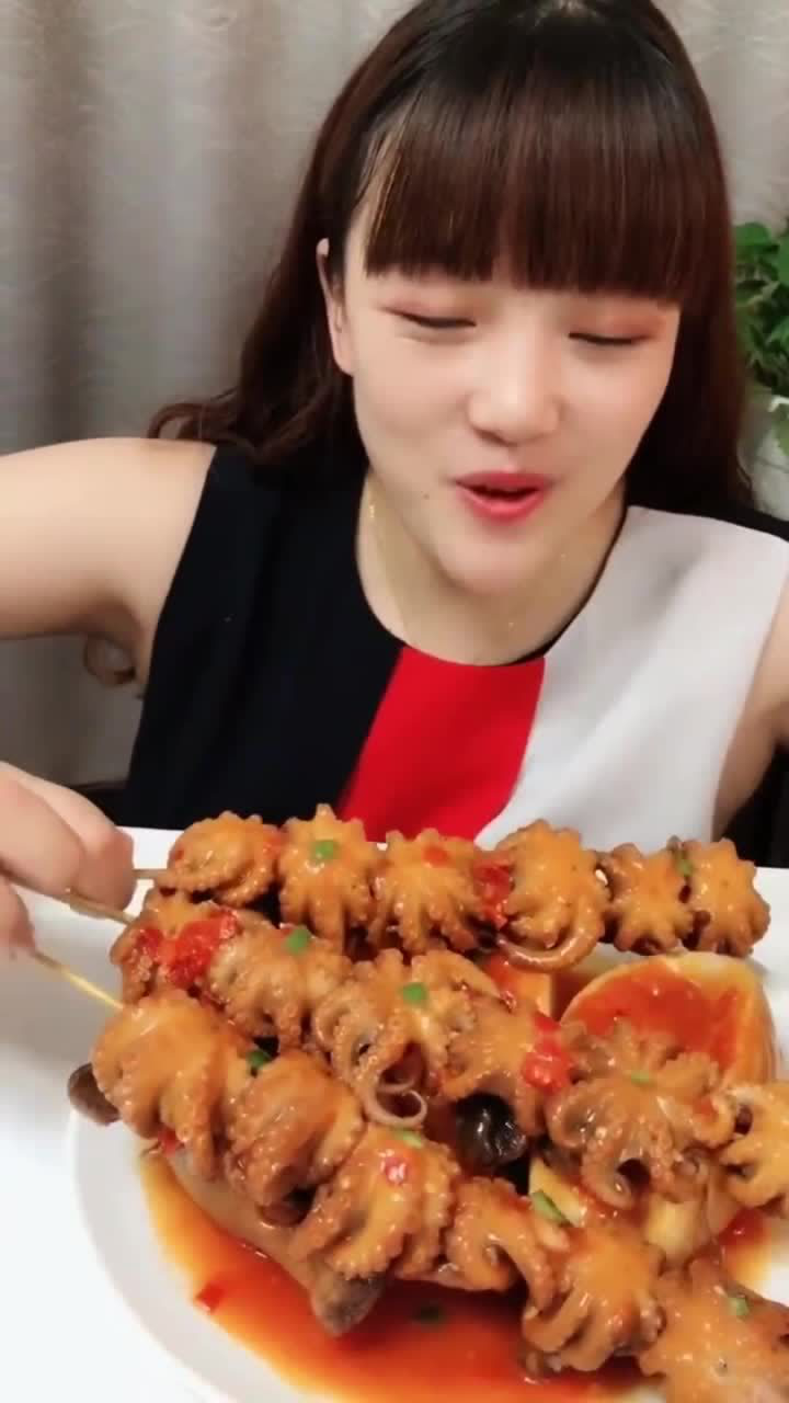 美女直播吃章鱼花这个章鱼看着真漂亮你知道是什么品种吗