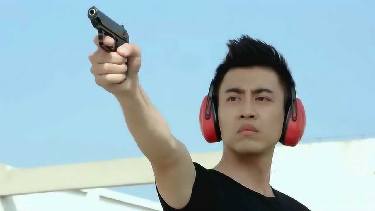 警察锅哥简凡打枪的动作真帅怎料读环的时候主官都不想读