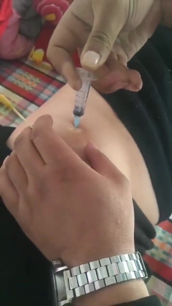 农村老中医用这样的方法给人家打针看着都很疼啊