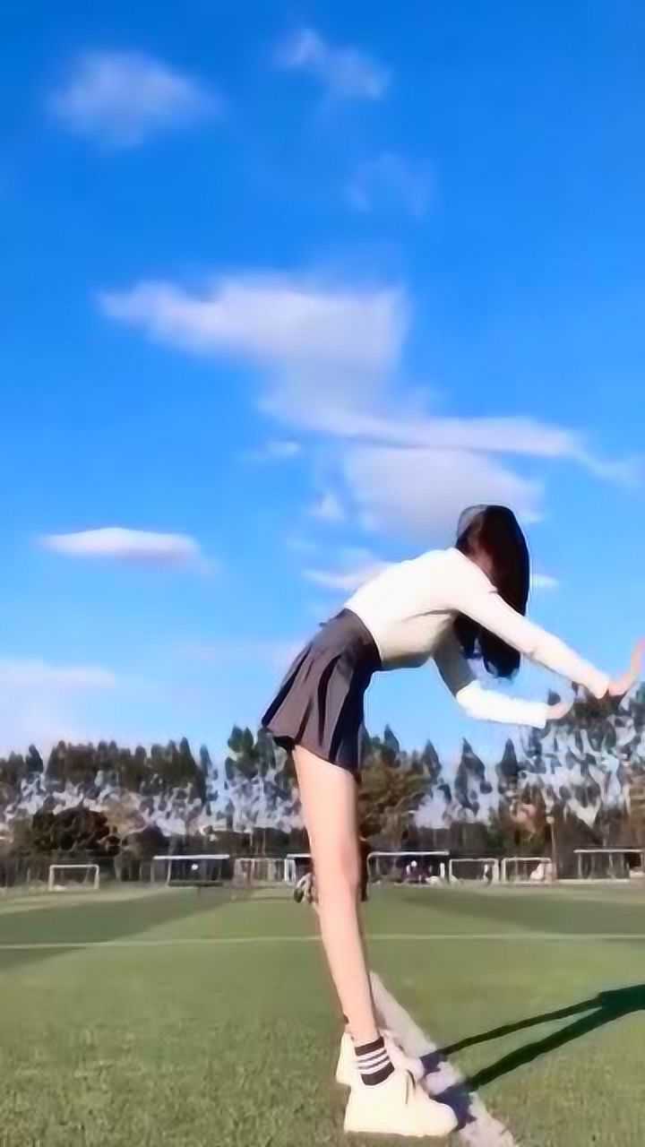 美女穿短裙下腰时来了一阵风!_腾讯视频